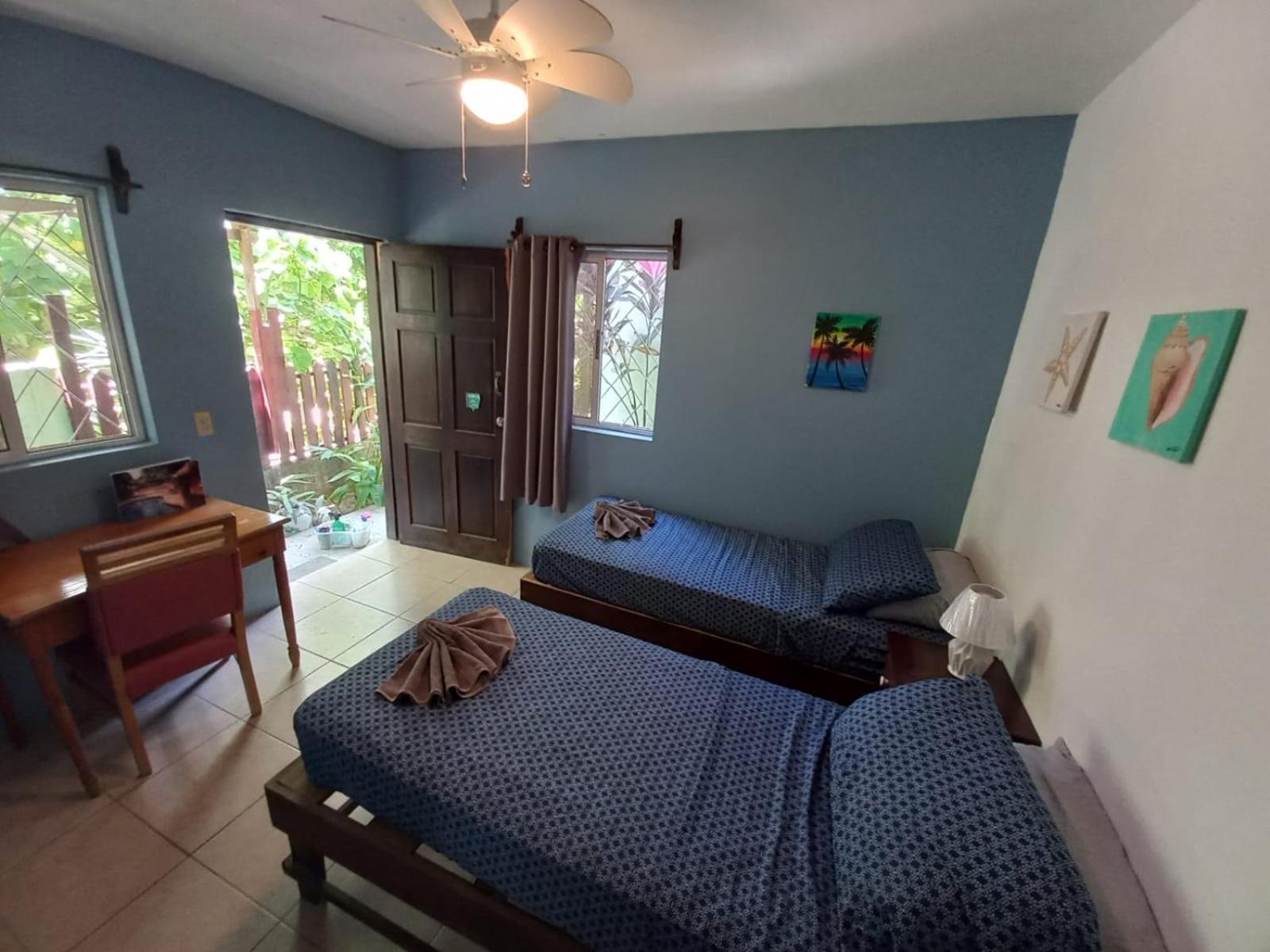 Roatan Backpackers' Hostel Sandy Bay المظهر الخارجي الصورة
