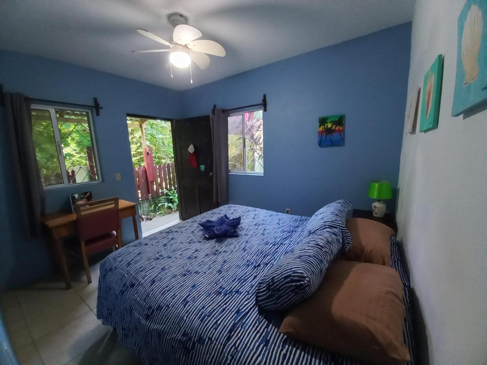 Roatan Backpackers' Hostel Sandy Bay المظهر الخارجي الصورة